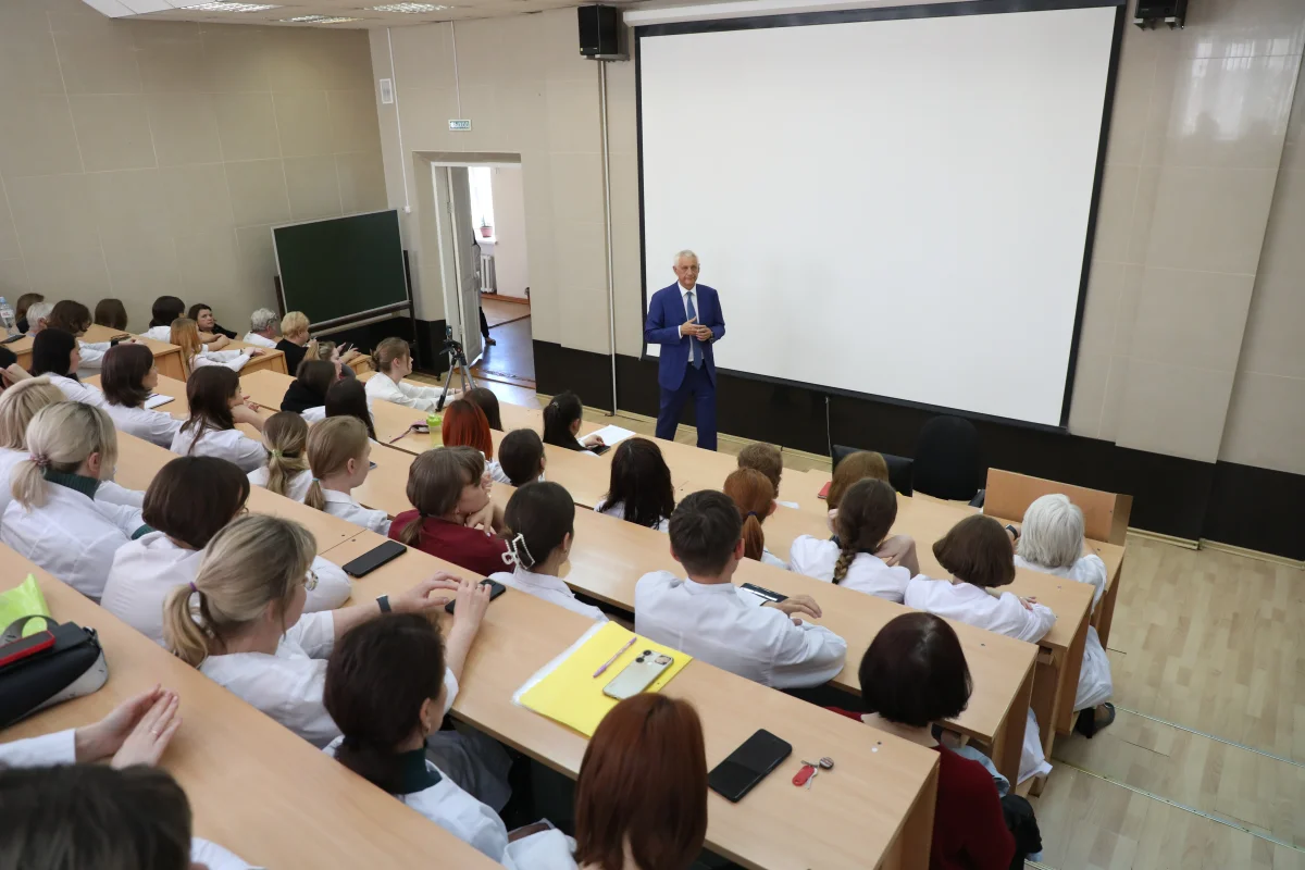 Глава города Сергей Бердников встретился со студентами и преподавателями Магнитогорского медицинского колледжа имени П. Ф. Надеждина.