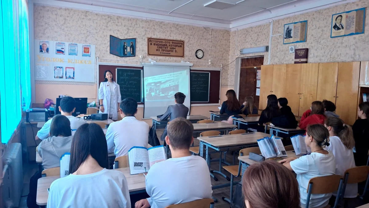 Профориентационный десант: наши студенты знакомят школьников с профессией медика!