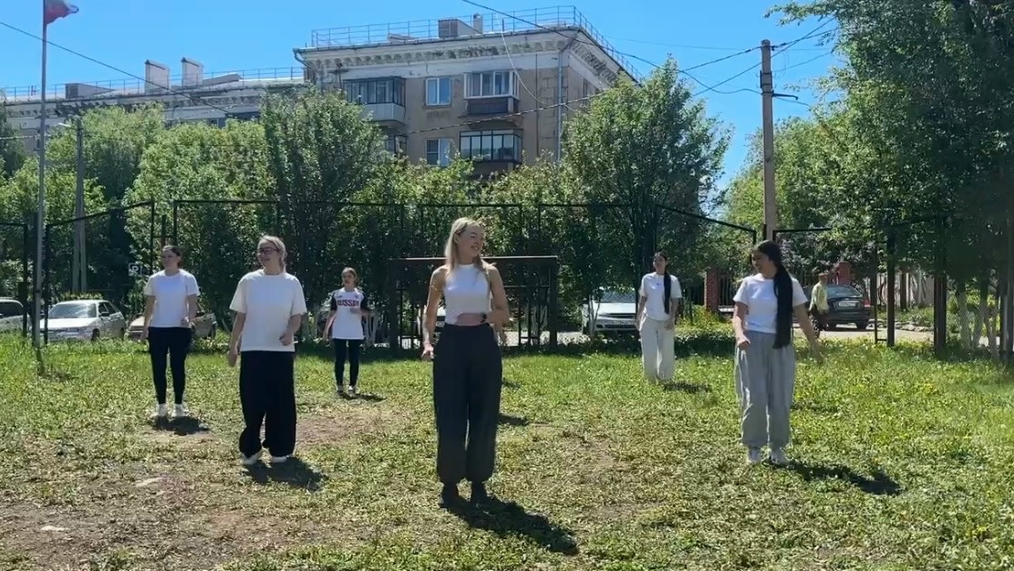 Жарко на стадионе: в медколледже прошёл День здоровья